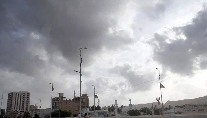 Weather expert forecasts strong winds in Karachi from tomorrow