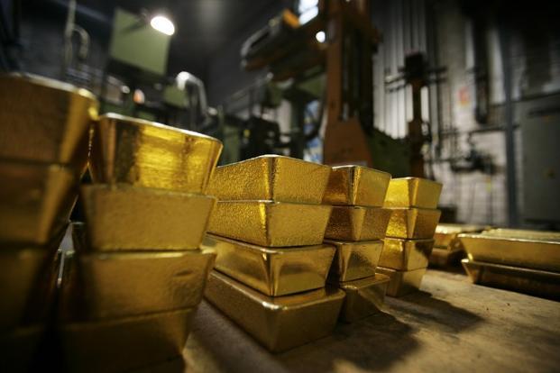 Gold prices remain stable in local and international markets