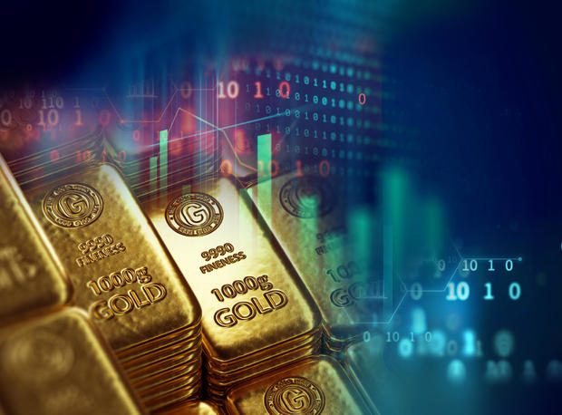 Gold prices edge higher amid quiet holiday trading