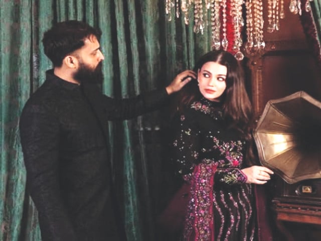 Asad Siddiqui nods off on Zara Noor Abbas’ shoulder