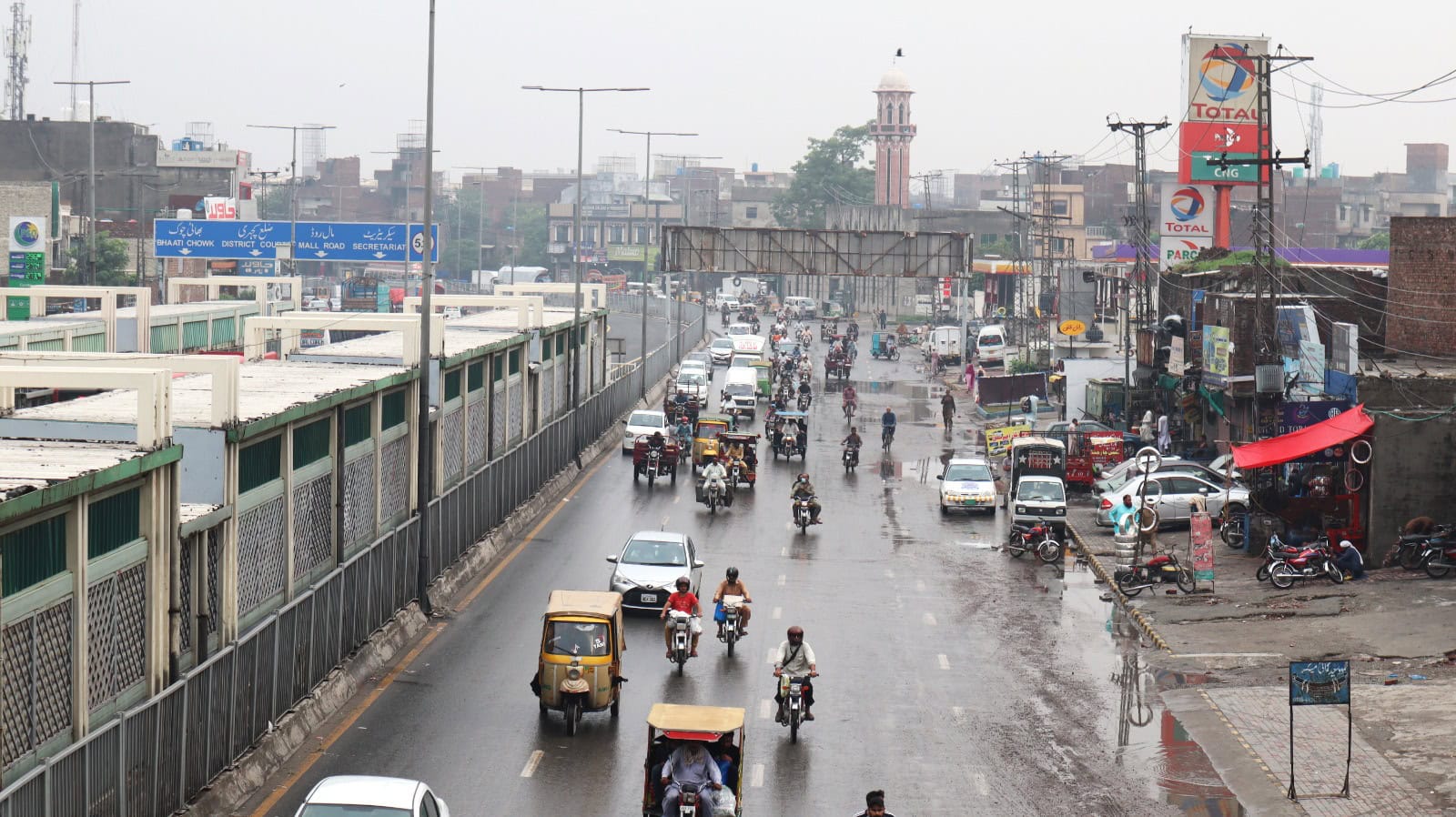 Mercury dips as Lahore receives first winter rain