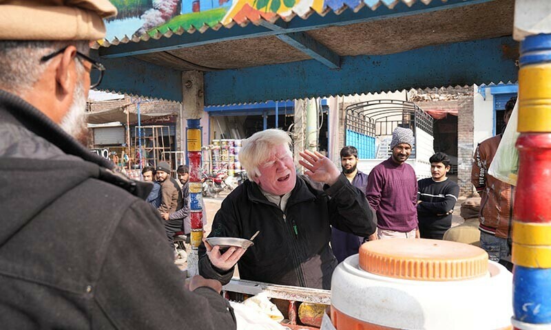 Trump look-alike sings to sell pudding in Sahiwal – Pakistan