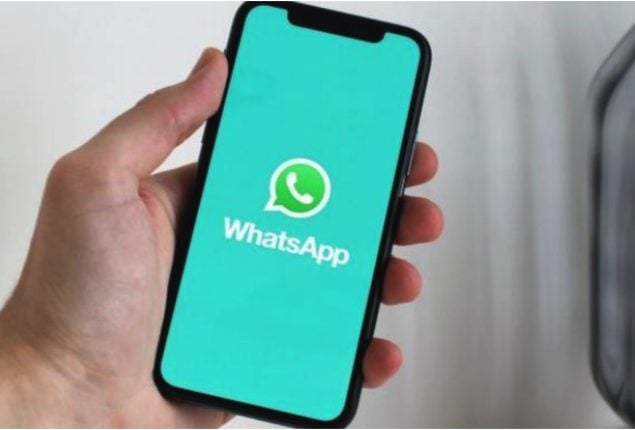 WhatsApp beta resolves chat bar issue and introduces AI chatbot tab