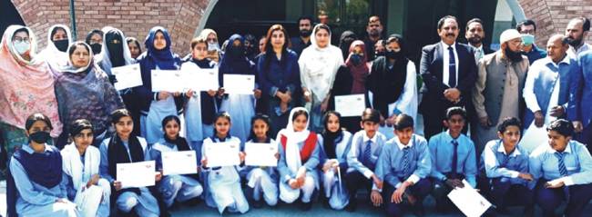 DC Vehari distributes awards among position holders of wall paintings competition