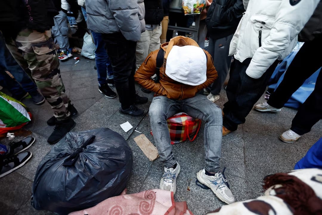 Paris police evict hundreds of migrants