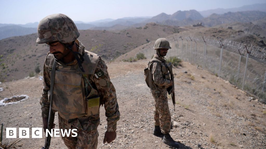 Car bomb attack in Pakistan kills at least 13 soldiers