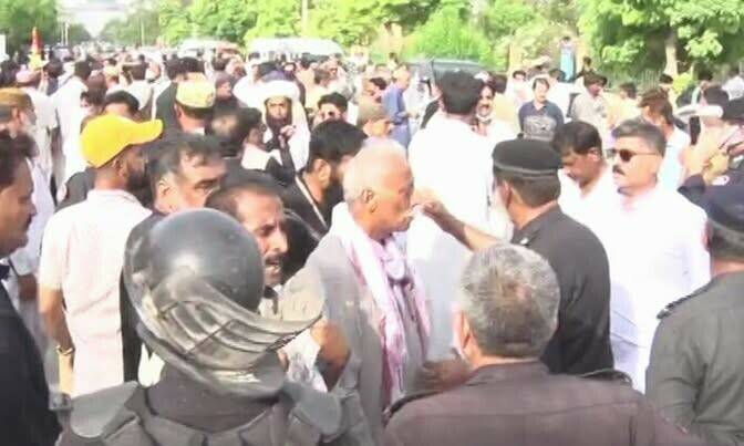 Karachi protest turns violent as govt employees clash with police