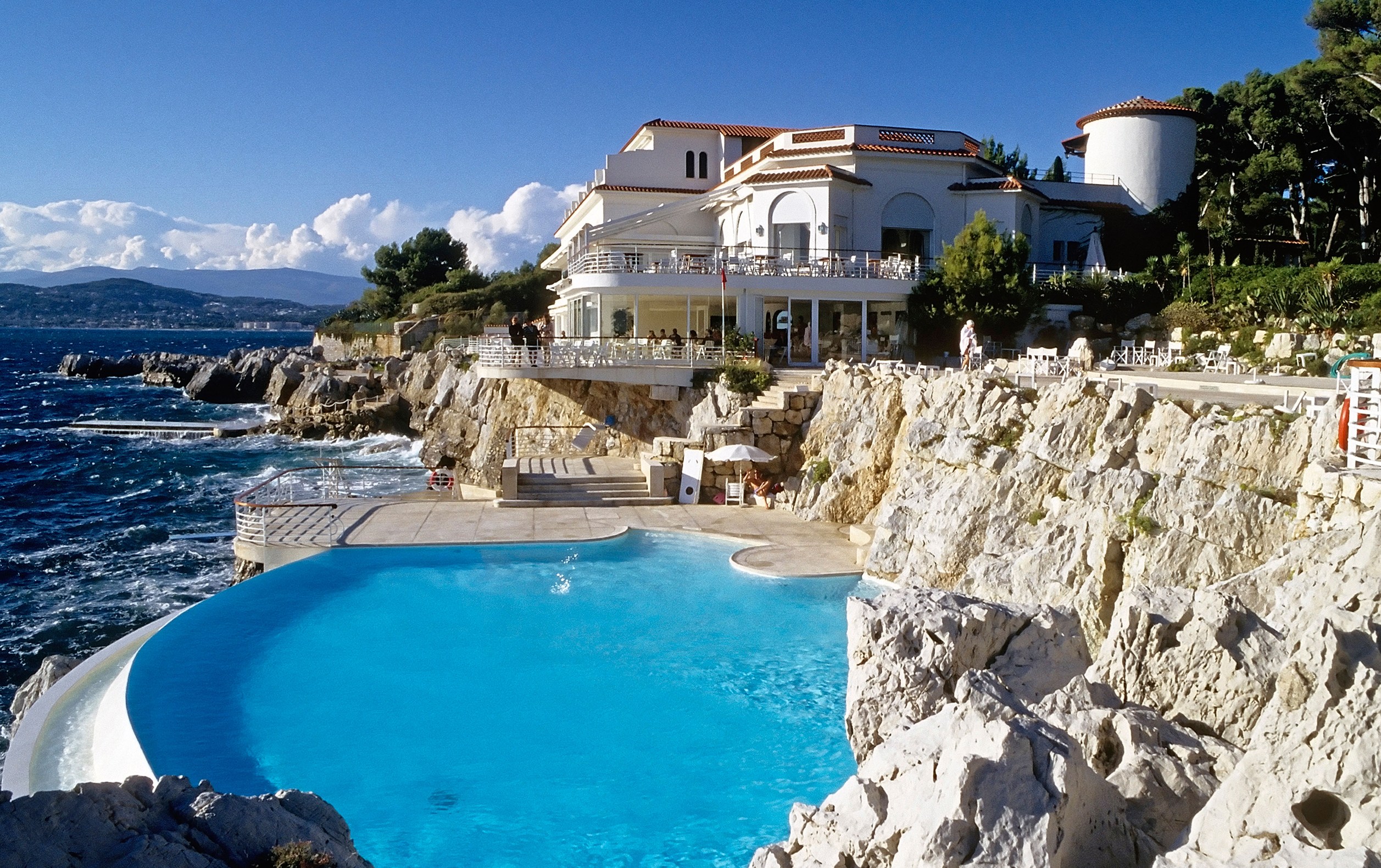 Hotel du Cap Eden Roc, restaurant pavilion and swimming pool by the sea, southern French coast, Antibes, Cote d'Azur, Var