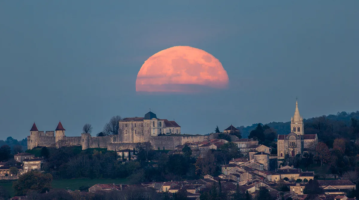 Moonrise Over Villebois-Lavalette © Flavien Beauvais. Taken with a Canon EOS R7 camera, Sigma 150-600 mm lens at 600 mm f/6.3, ISO 2,500, 1/50-second exposure. Location: La Font Aride, Saint-Amant-de-Montmoreau, France, 16 November 2024