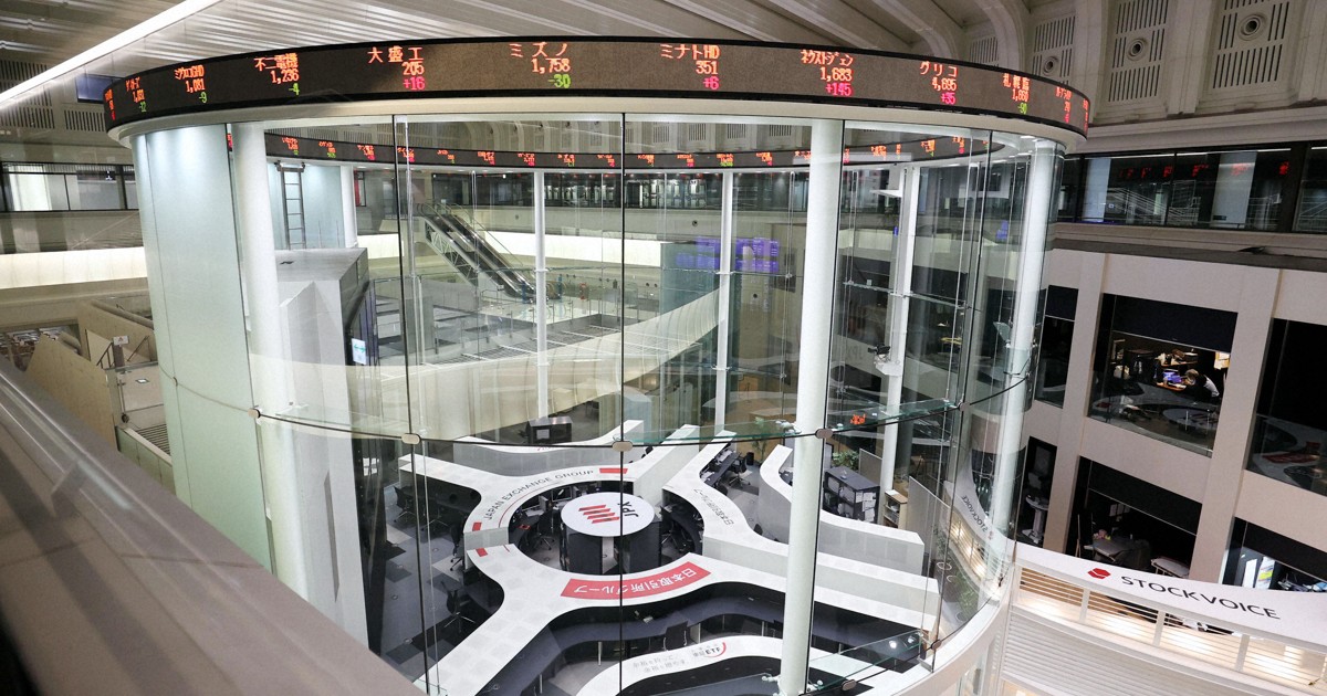 Tokyo stocks end mixed on weaker yen, Fast Retailing tumble