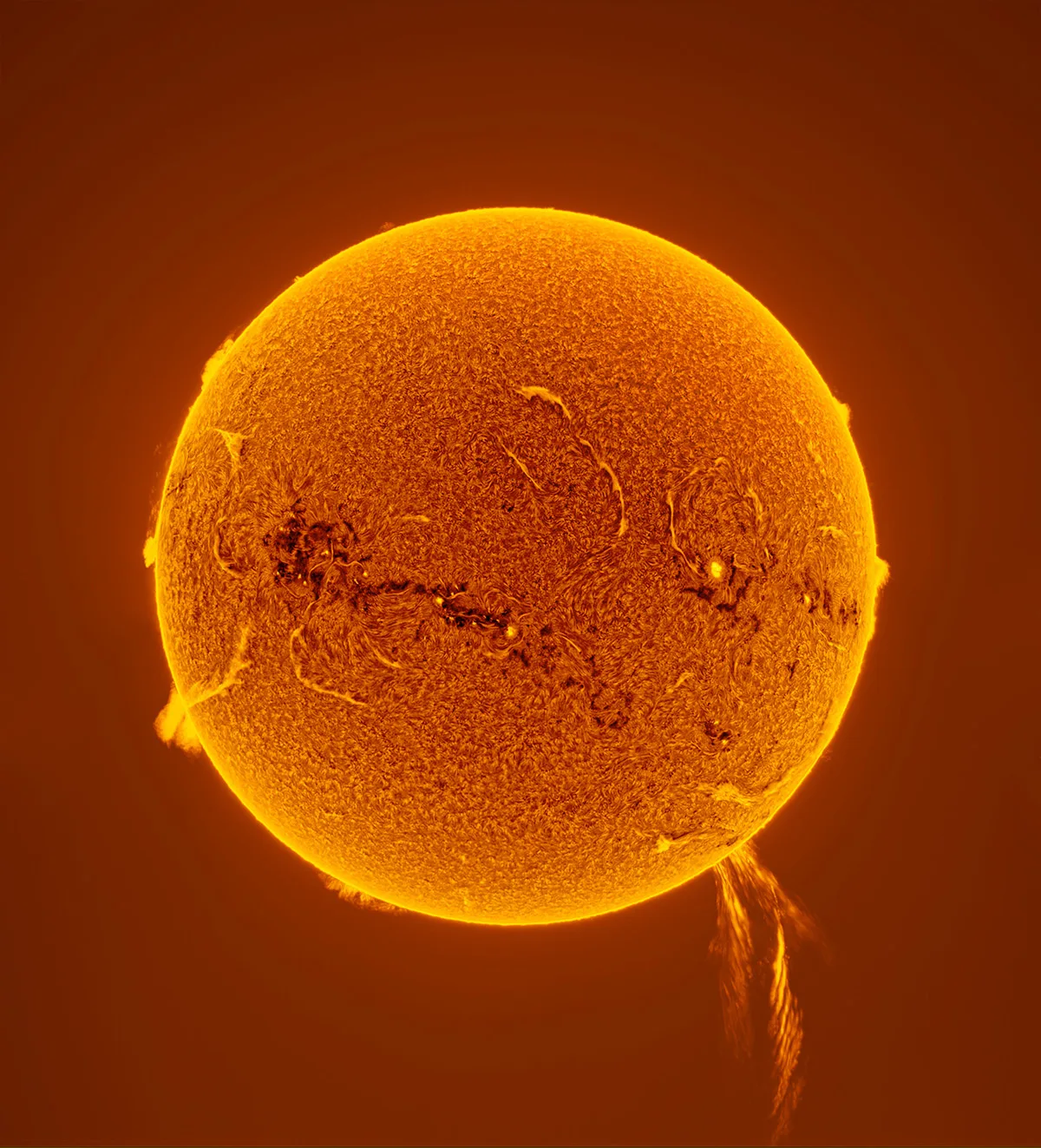 500,000-km Solar Prominence Eruption © PengFei Chou. Taken with a Lunt LS60T telescope, Lunt B1200 filter, Proxisky UMI17R mount, ToupTek ATR428M camera, 500 mm f/7, ISO 100, 5-millisecond exposure. Location: Eastern New District, Xinxing County, Guangdong province, China, 7 November 2024