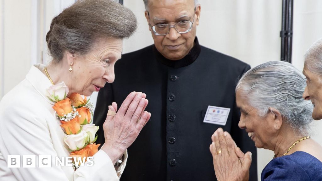 Princess Anne presents King’s Award to Wellingborough Hindu group