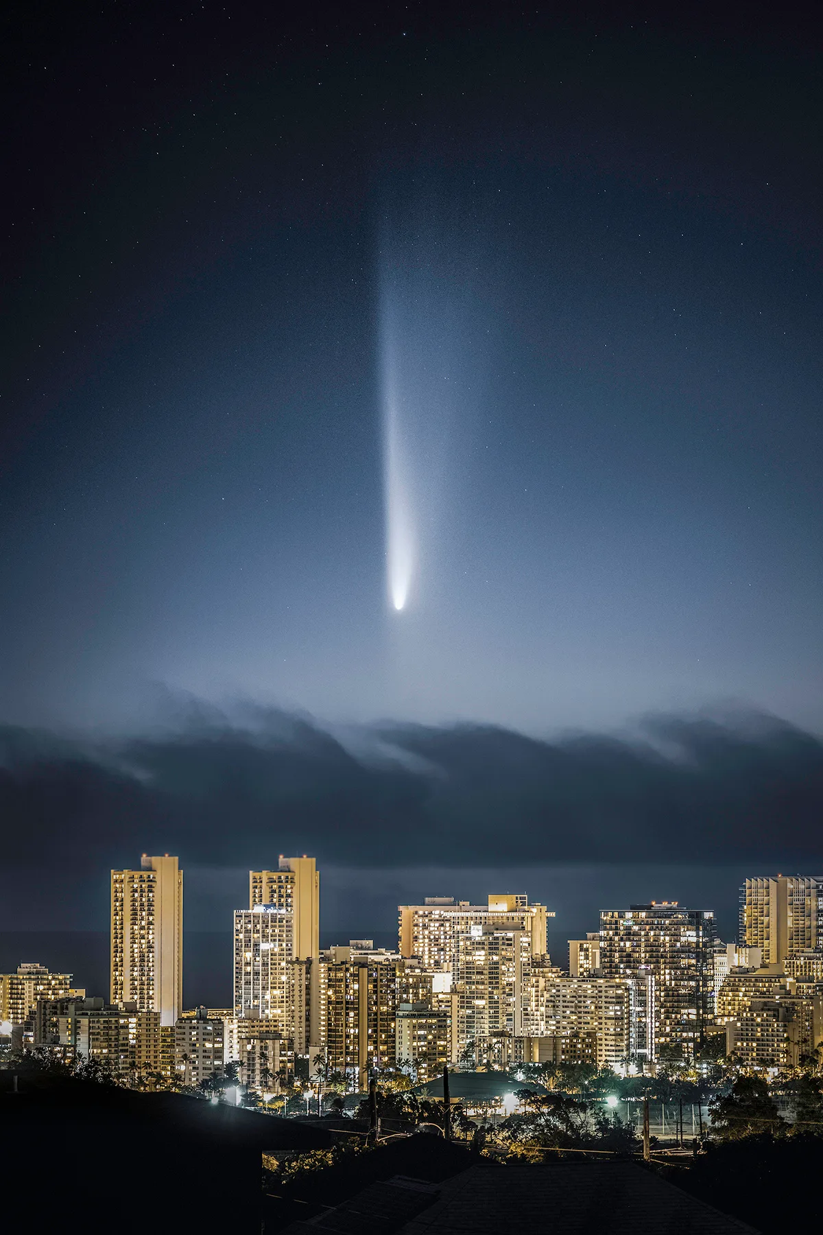 Comet Over Waikiki © Ran Shen. Taken with a Nikon Z 8 camera, 110 mm f/4.5, ISO 2,500, 2.5-second exposure. Location: Honolulu, Hawaii, USA, 12 October 2024