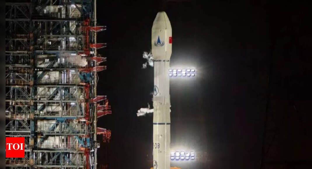 CNSA releases images of Earth and Moon by Tianwen-2 from 590,000 km in deep space |