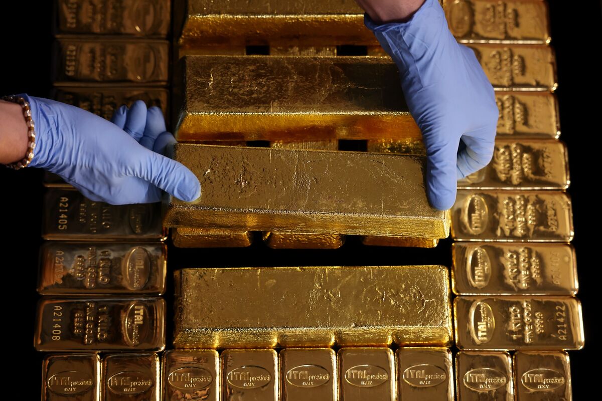 Gold (XAUUSD) Set for Weekly Gain as Investors Weigh Rates, Trade Impact