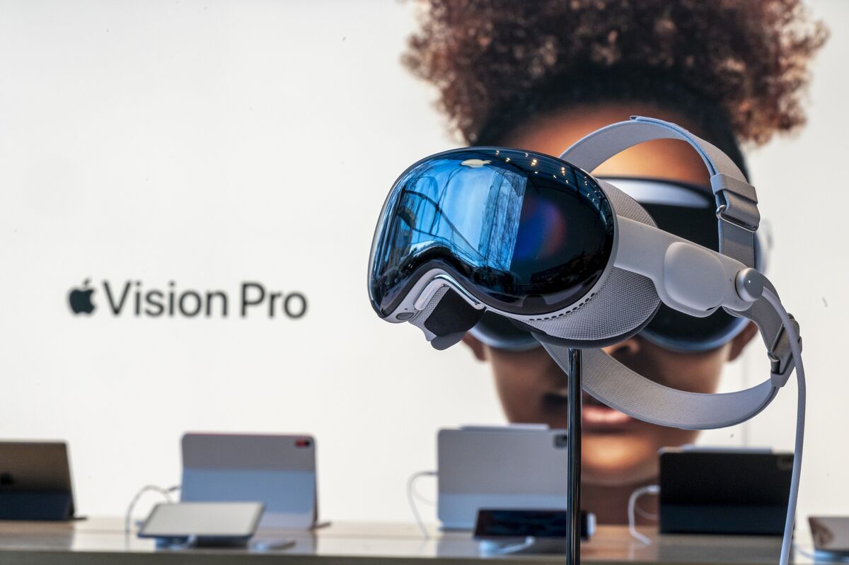 Apple Readies First Upgrade to Vision Pro Headset (AAPL)