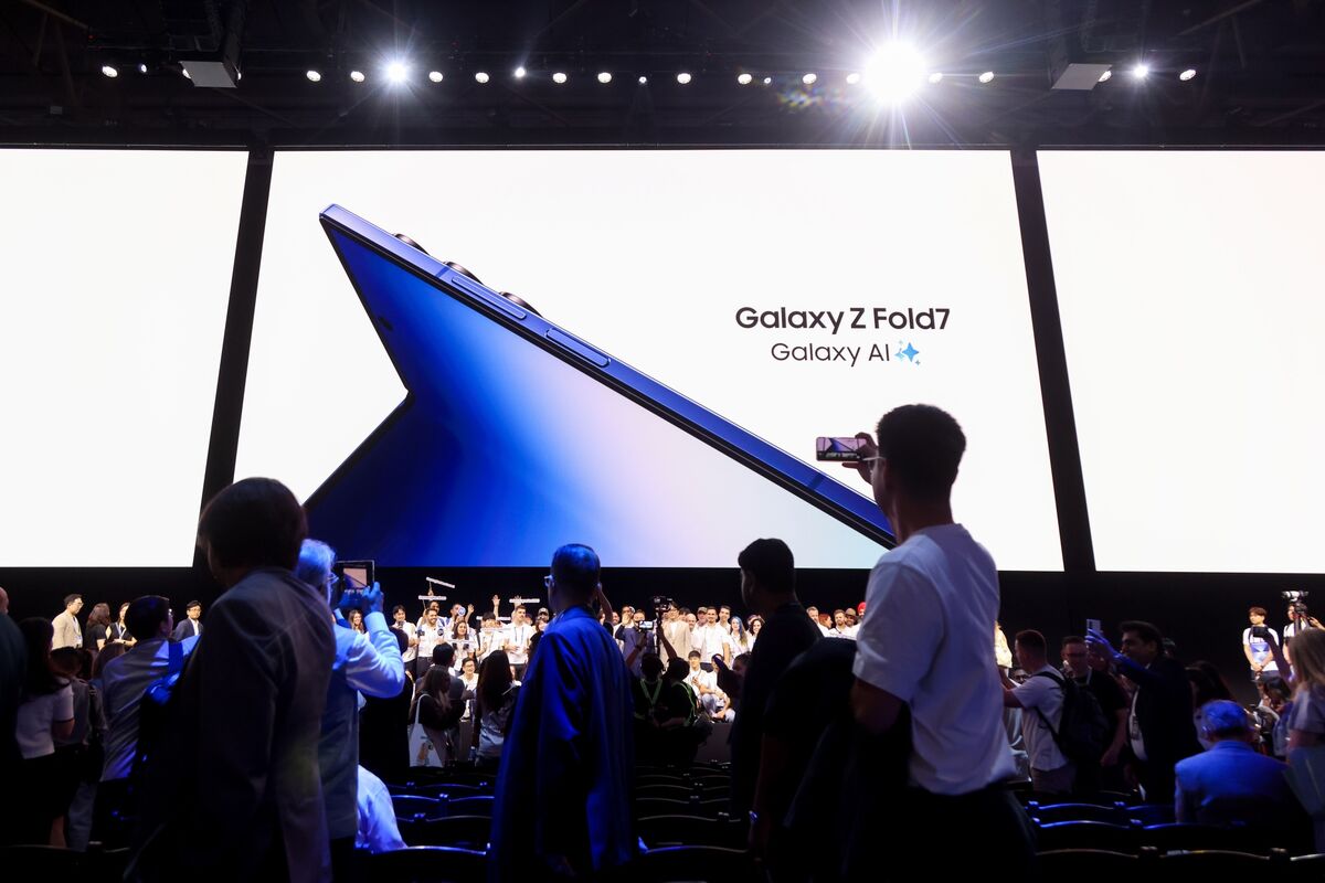 Samsung to Unveil First Trifold Smartphone in 2025, Joining Huawei