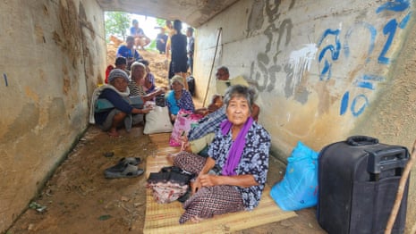 Residents take shelter amid fighting between Thai and Cambodian forces – video