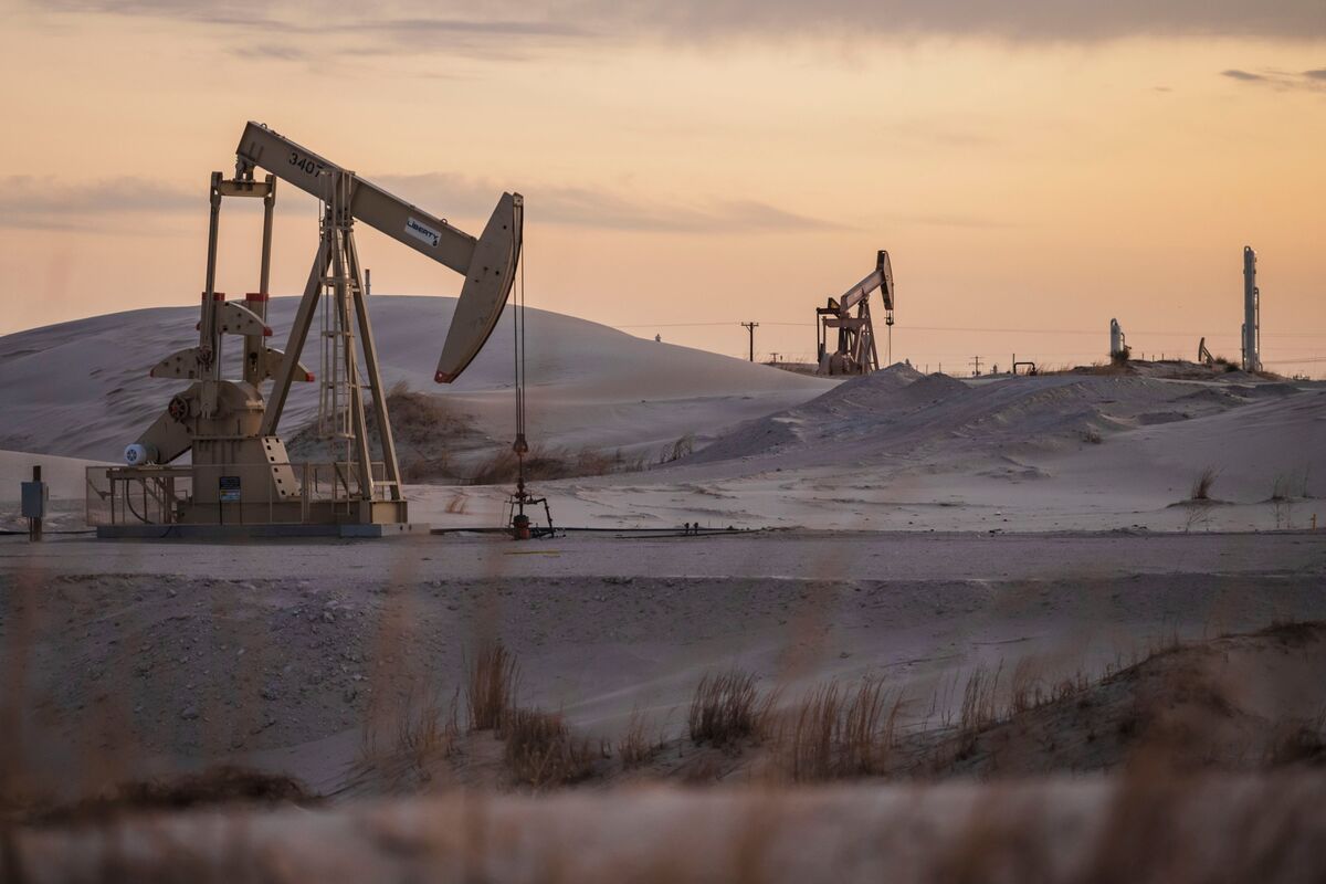 Hedge Funds Trim Bullish Oil Position as Tariff Deadline Nears