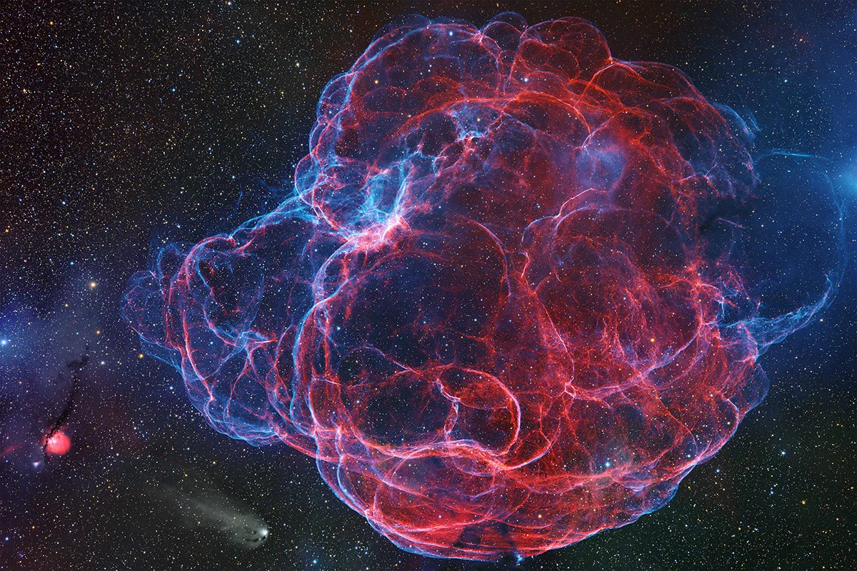 Electric Threads of the Lightning Spaghetti Nebula © Shaoyu Zhang. Taken with a Takahashi FSQ-106EDXIII telescope, Astrodon LRGBHSO filters and Chroma LRGBHSO filters, 10Micron GM 2000 HPS and Sky-Watcher AZ-EQ6 mounts, Canon EF 400 mm f/2.8 II IS USM lens, Moravian Instruments G4-16803 and ZWO ASI6200 cameras, 382 mm and 391 mm, f/3.6 and f/2.8, 148.33 hours total exposure. Location: Deep Sky Chile Observatory, Camino del Observatorio, Río Hurtado, Chile and Xiangcheng, Garzê Tibetan Autonomous Prefecture, Sichuan, China, 21, 24 and 25 December 2024, 3–5, 15, 16, 19–31 January, 1–6, 10–19 February 2025