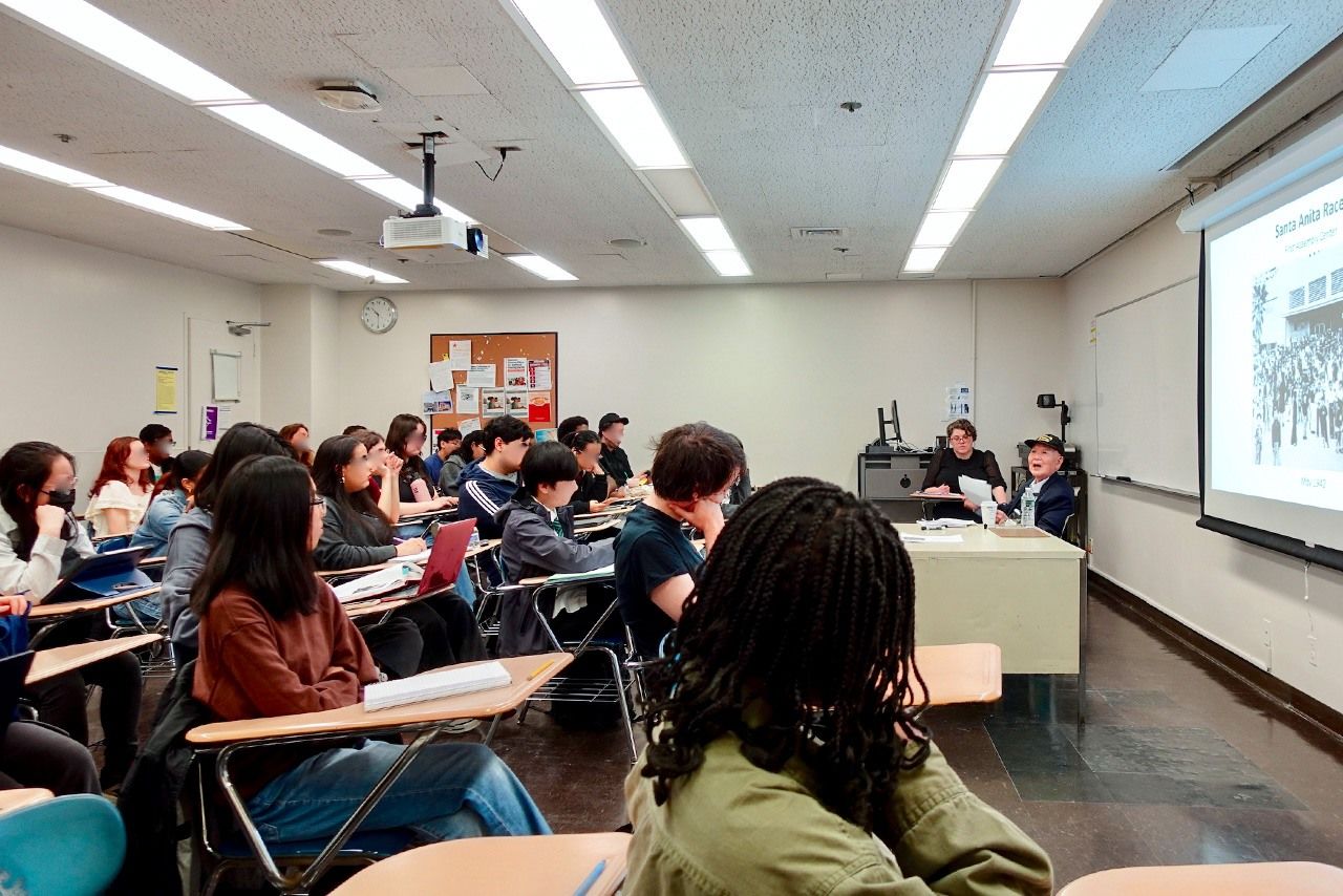 Hunter College students listen intently to Japanese American speaker Takeshi Furumoto. A stream of questions reflected their deep interest. (© Kasumi Abe)