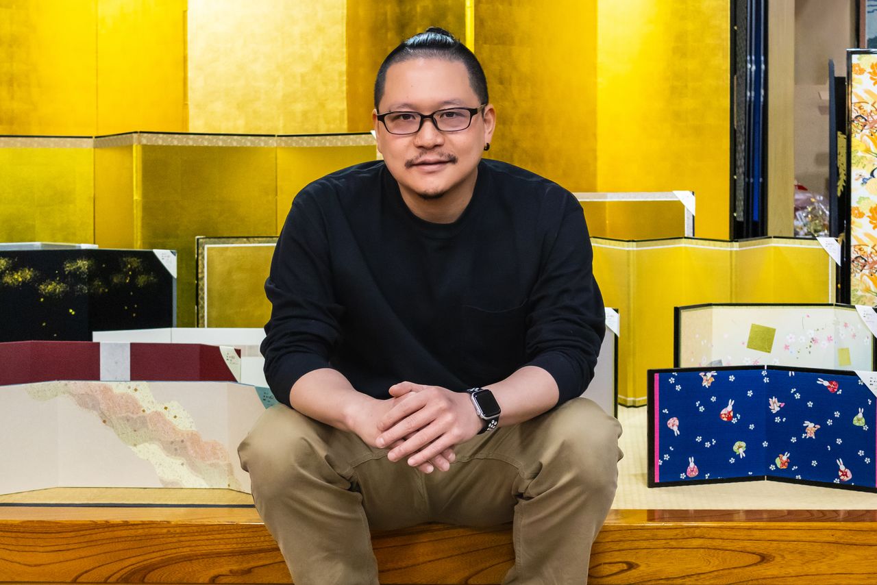 Kataoka Byōbu head Kataoka Kōta says every person on his small, seven-member team plays a vital role in spreading the appeal of folding screens, from experienced craftsmen on down. (© Nippon.com)