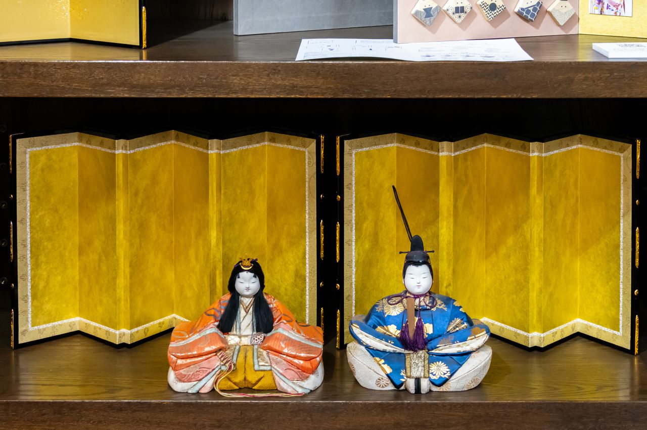Hina dolls displayed in front of a folding screen. (© Nippon.com)