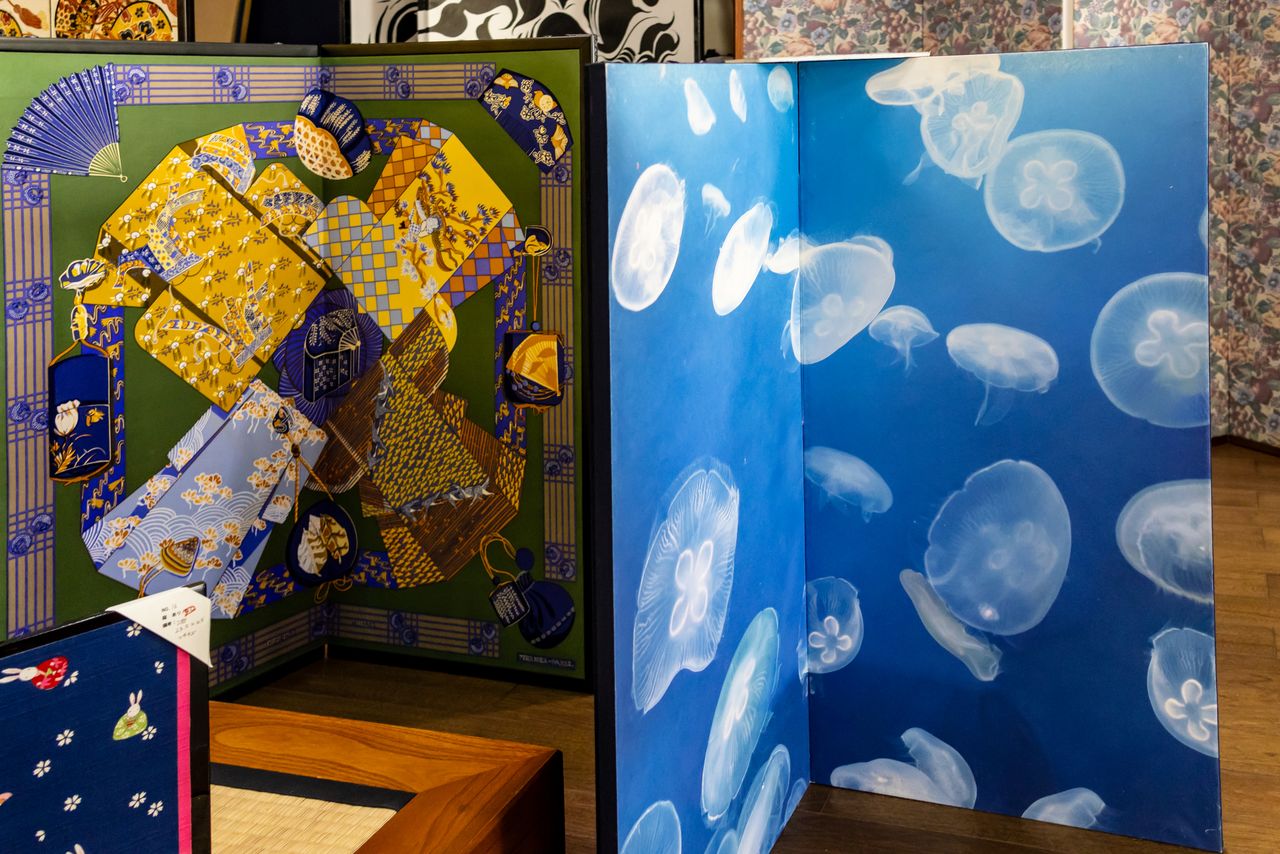 Photos and other images can be used to customize folding screens. (© Nippon.com)