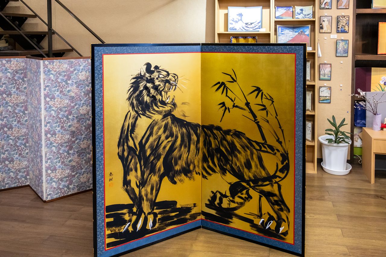 A traditional-style work by a contemporary artist. (© Nippon.com)