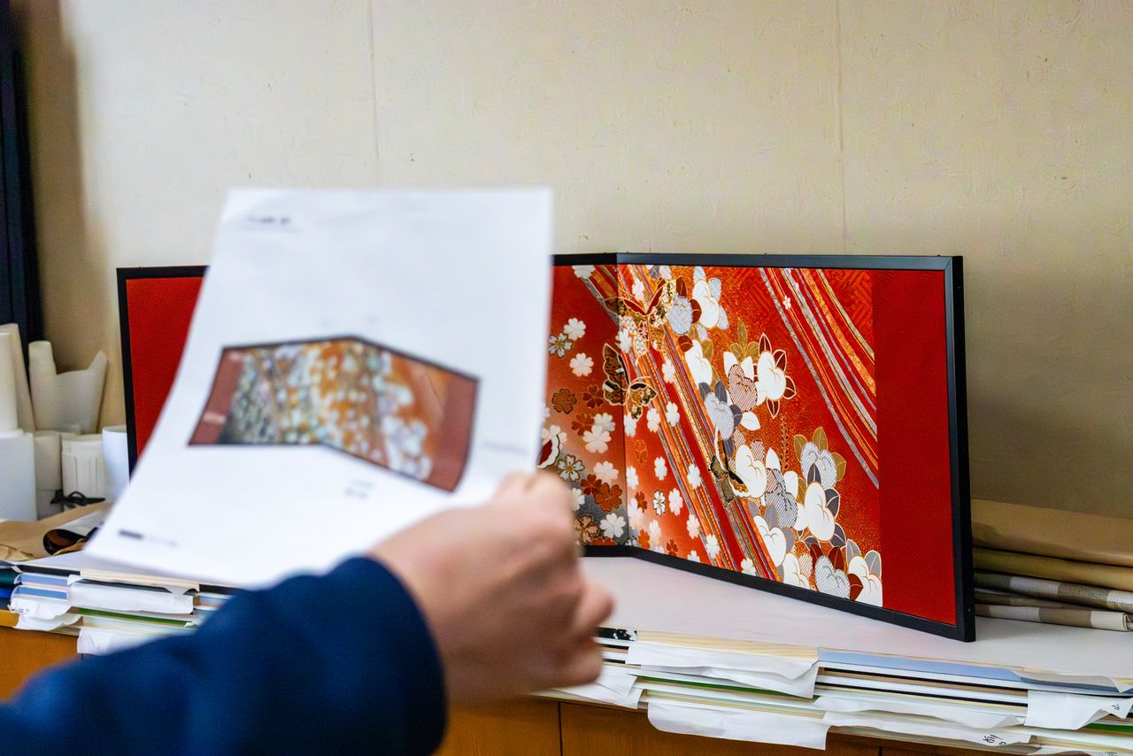The finished products are checked carefully against the original design. (© Nippon.com)