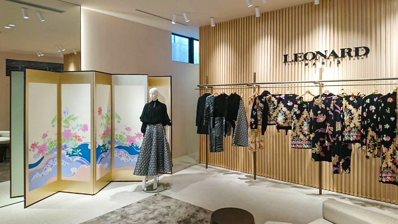 A fashion display incorporates a special-order folding screen made by Kataoka Byōbu. (Courtesy Kataoka Byōbu)