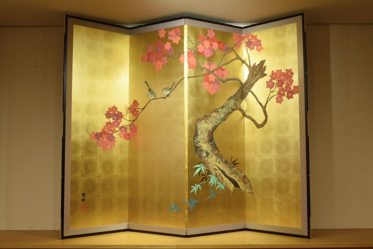 A folding screen ordered by a foreign customer featuring a Japanese maple in autumn and gold leaf. (Courtesy Kataoka Byōbu)