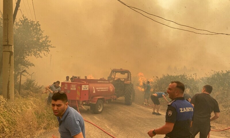 Thousands flee wildfires in Turkiye as Europe is hit by early heatwave – World