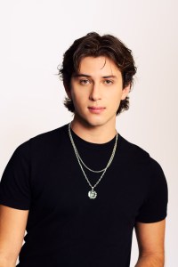 Santos Bravos Cast Photos