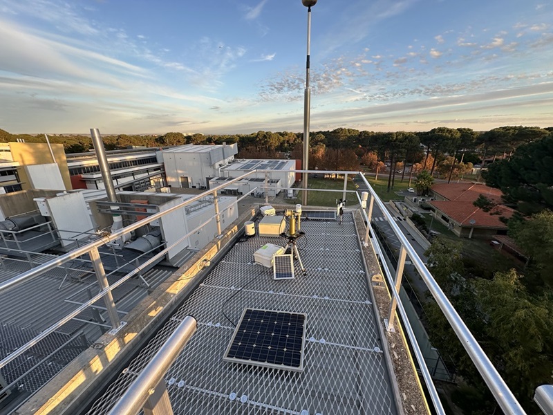 Atmospheric monitoring intruments on rooftop
