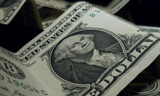 Dollar gains marginally against dong on black market