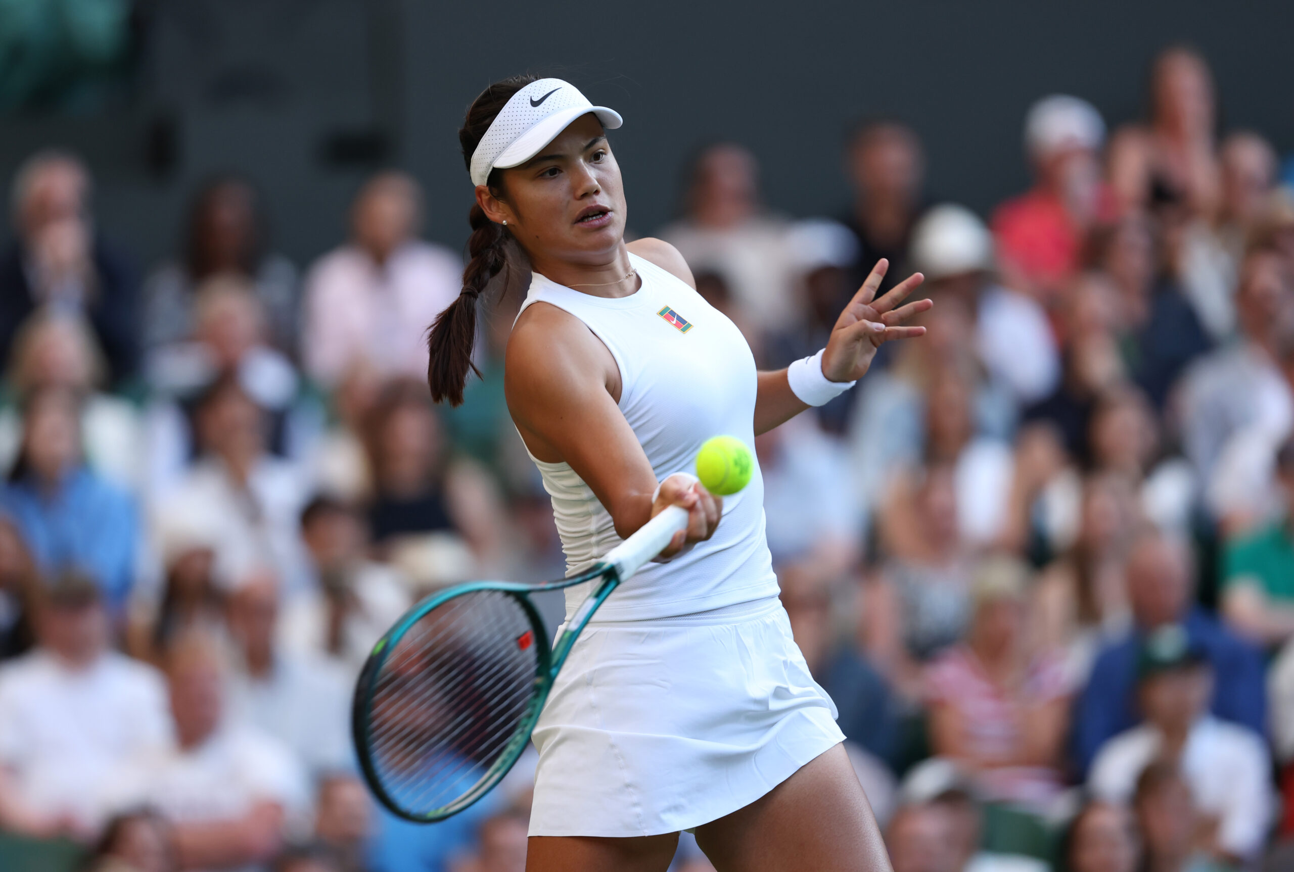 Raducanu rolls past Vondrousova, sets Wimbledon meeting vs. No. 1 Sabalenka