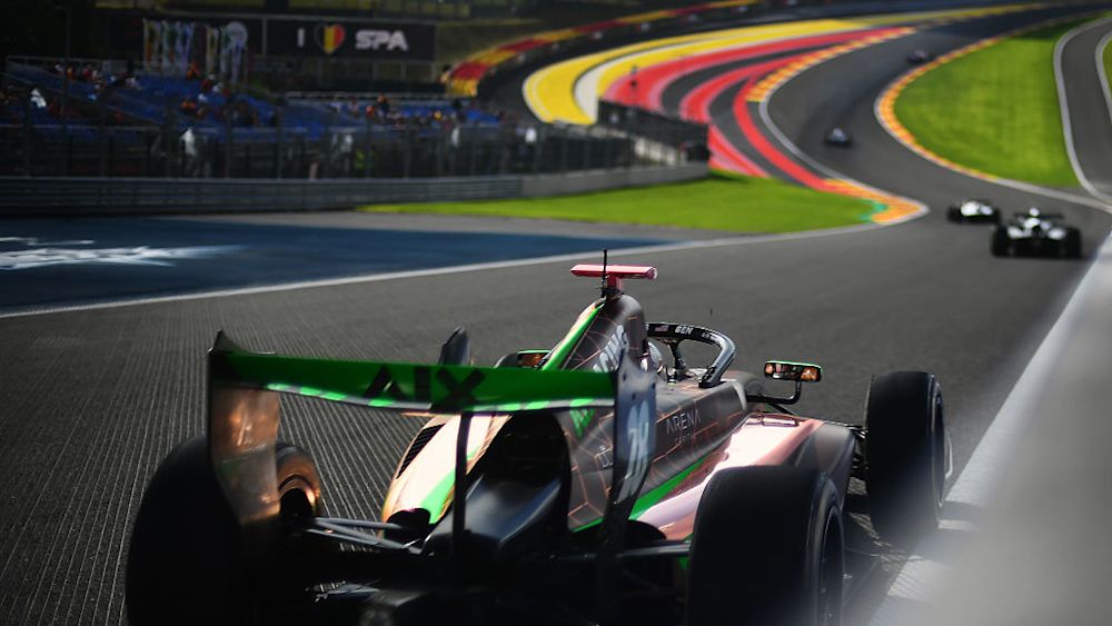 Benavides got a nice tow from Inthraphuvasak on his pole lap