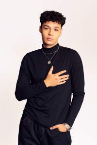 Santos Bravos Cast Photos