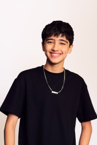 Santos Bravos Cast Photos