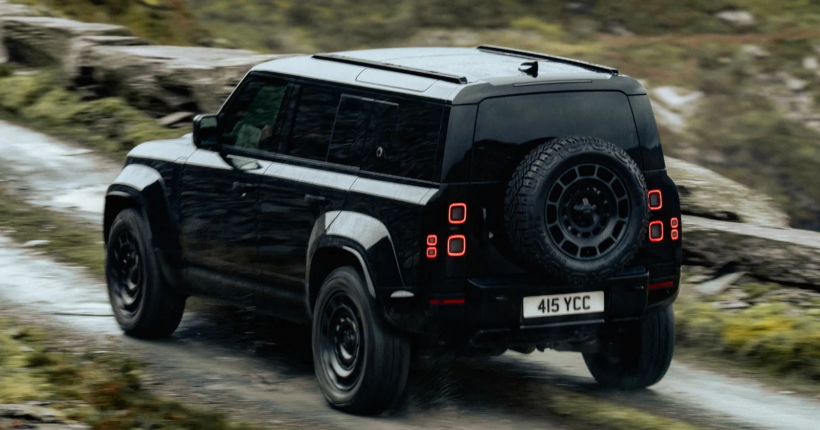 Land_Rover_Defender_Octa_Black_Edition_2_f6bda3765e.webp