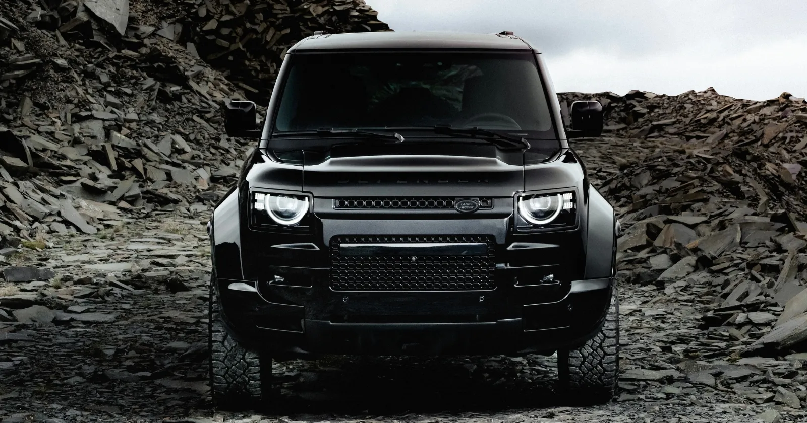 Land_Rover_Defender_Octa_Black_Edition_3_acbc034c72.webp
