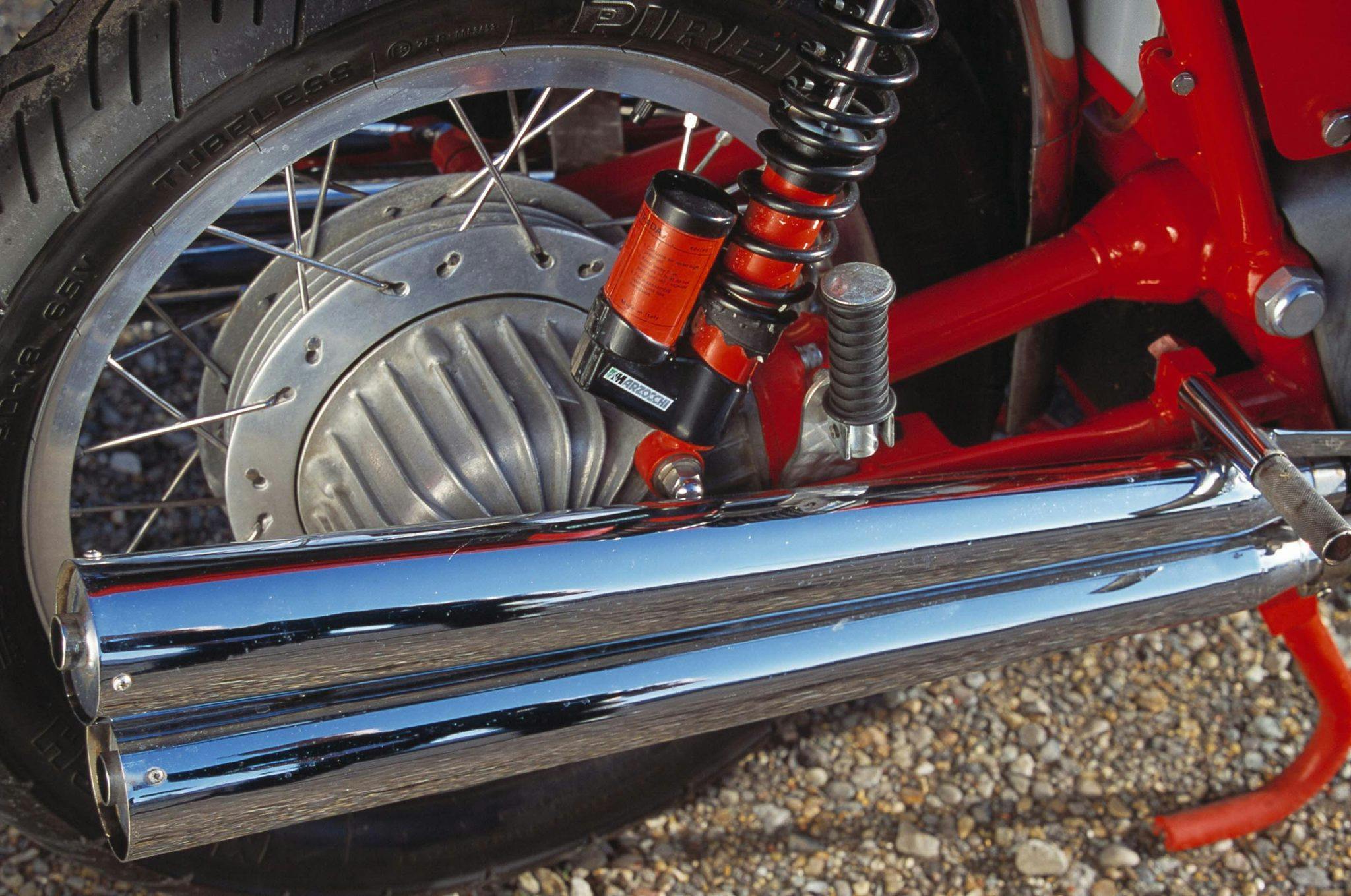 MV Agusta MV750S pipes