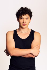 Santos Bravos Cast Photos