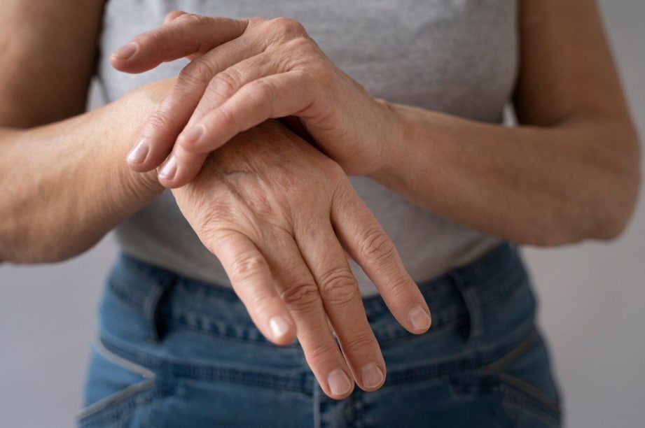 By understanding the risk factors, symptoms, and treatment options for OA, women can take steps to manage the condition and improve their quality of life. (Freepik)