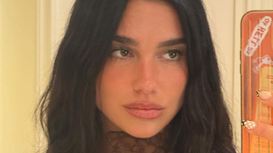 Spotted! Dua Lipa With Summer’s Trendiest Manicure