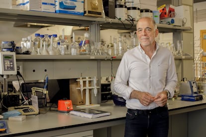 Jesús Santamaría in his laboratory in Zaragoza.