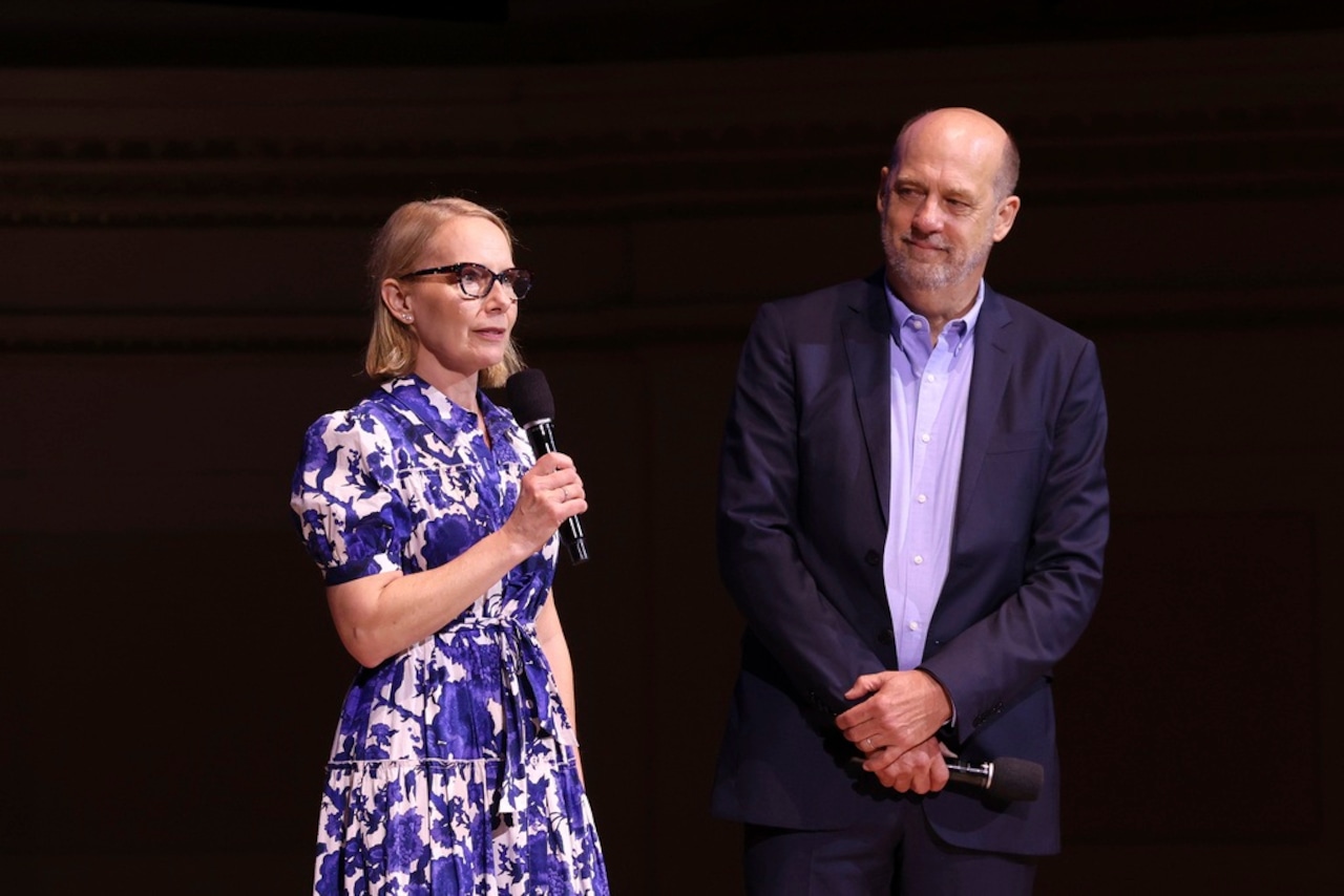 Amy Ryan and Anthony Edwards