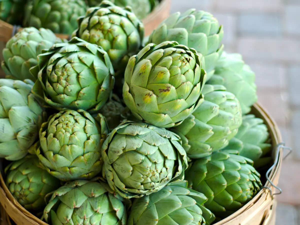 Artichokes are also rich in antioxidants and are said to be rich in polyphenols, quercetin, and rutin, which protect cells from oxidative damage. They also contain vitamin C, luteolin, and silymarin, which have powerful antioxidants that fight inflammation. Artichokes