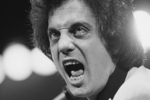 American singer-songwriter Billy Joel performing in New York City, 7th December 1977. (Photo by Michael Putland/Getty Images)